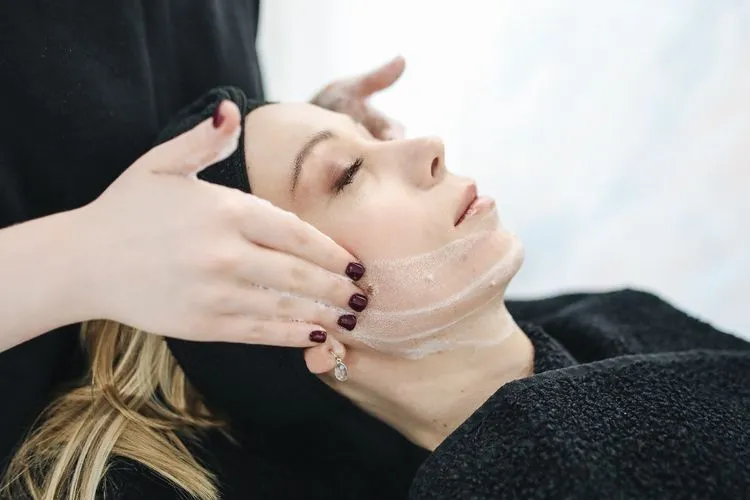Tren Skincare Berbahan Hewani Kembali Viral, dari Lemak Sapi hingga Sperma Salmon
