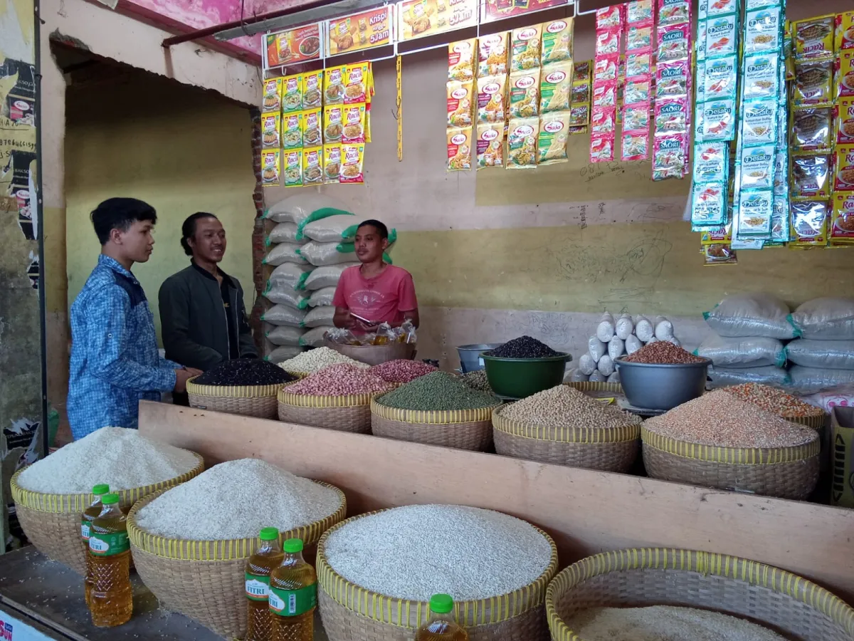 Harga Cabai Rawit dan Bawang Naik di Pasar Kebon Roek, Sembako Masih Stabil