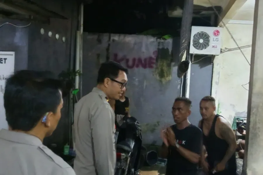 Polsek Kutsel Datangi Kos-kosan dan Hentikan Pesta Miras serta Musik Keras
