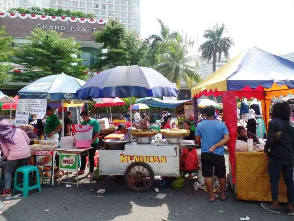 Street Food di Kota Besar: Gaya Hidup Urban, Penggerak Ekonomi Informal, dan PR Kesehatan