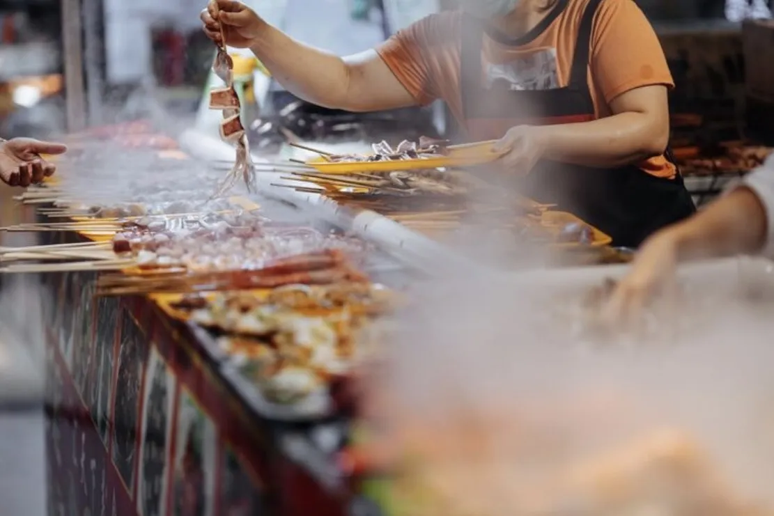 Empat Street Food Legendaris di Jakarta: Dari Gultik Blok M hingga Bubur Ayam Barito