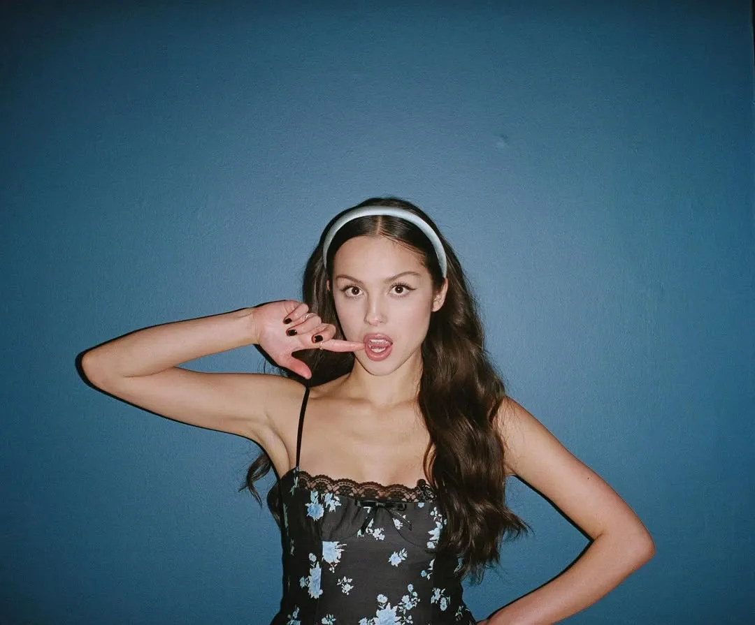 Olivia Rodrigo Rilis Video Musik “The Book of Love” untuk Album Amal HELP(2), Tampilkan Rekaman Anak dari Wilayah Konflik