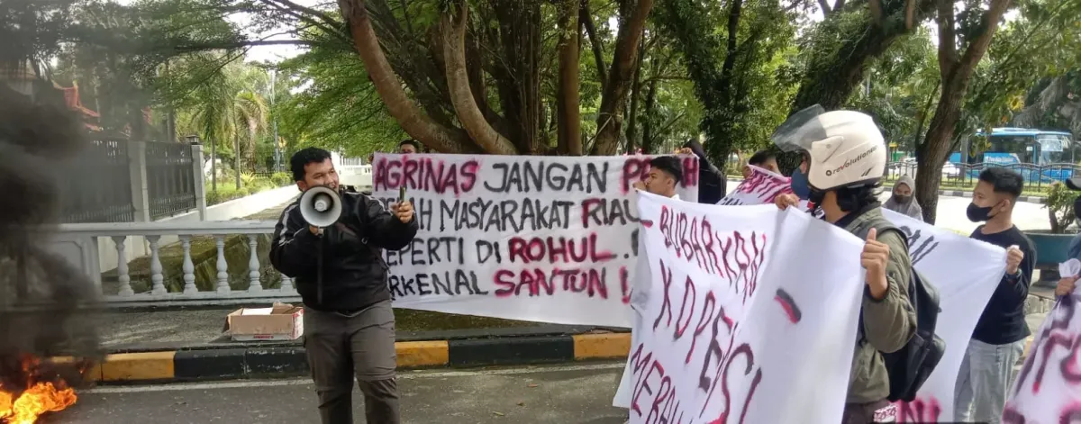 Massa KPKN Berunjuk Rasa di DPRD Riau, Bakar Ban dan Sampaikan Enam Tuntutan