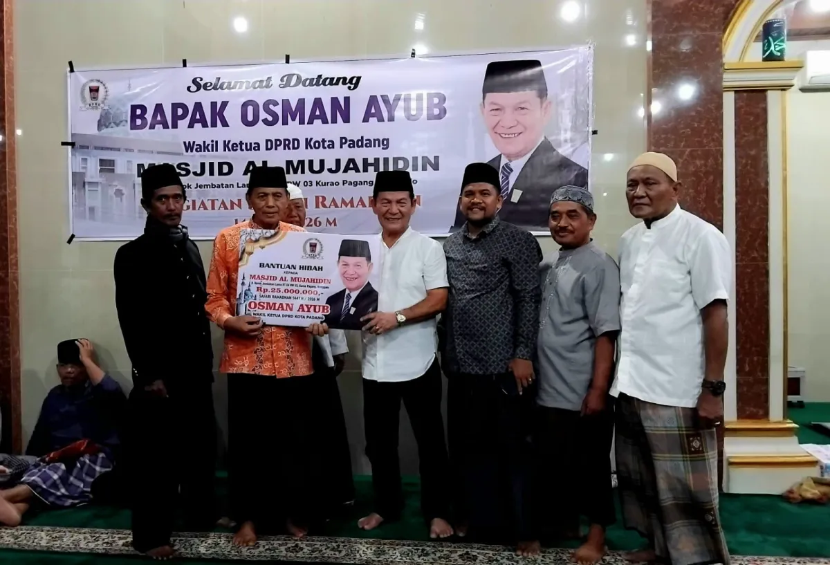 Safari Ramadan 1447 H, Wakil Ketua DPRD Padang Osman Ayub Serahkan Hibah Rp25 Juta untuk Masjid Al Mujahidin