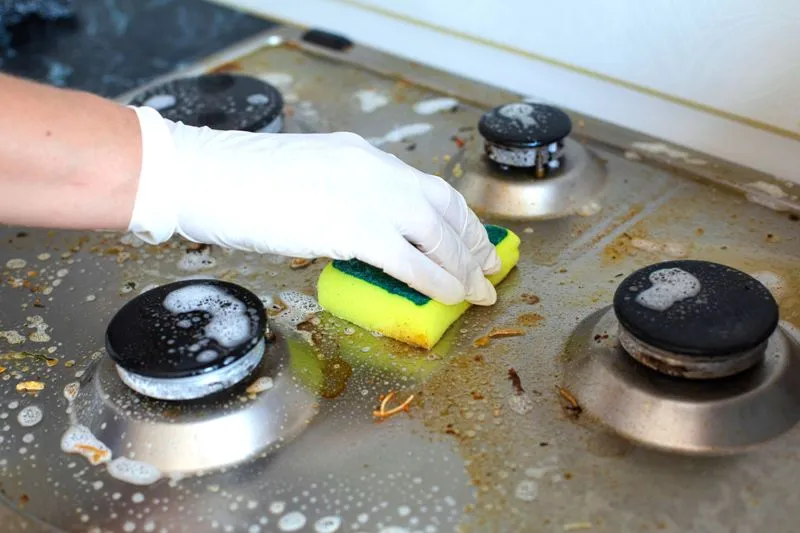 Cara Membersihkan Kerak Minyak di Kompor dengan Bahan Dapur dan Cairan Pembersih