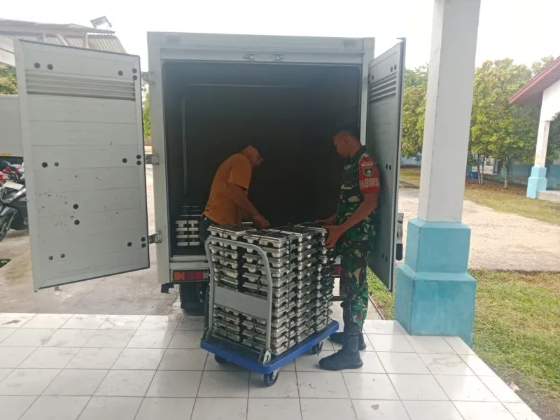 Babinsa Koramil 06/Merbau Dampingi Distribusi Program Makan Sehat Bergizi untuk Ribuan Pelajar