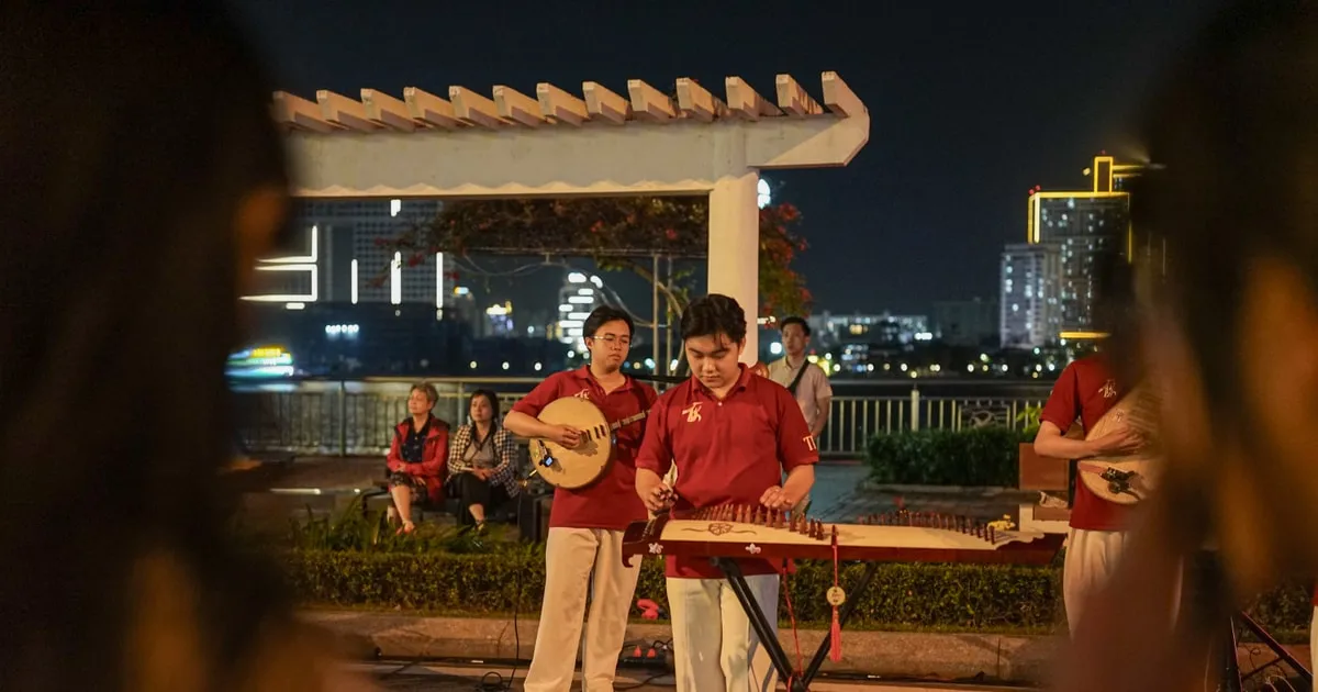 Mahasiswa di Da Nang Gelar Musik Tradisional di Jalan Pejalan Kaki Bach Dang