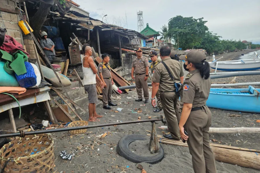Satpol PP Buleleng Tertibkan Bangunan di Sempadan Pantai Kampung Baru dan Tindak Dugaan Limbah Kandang Babi