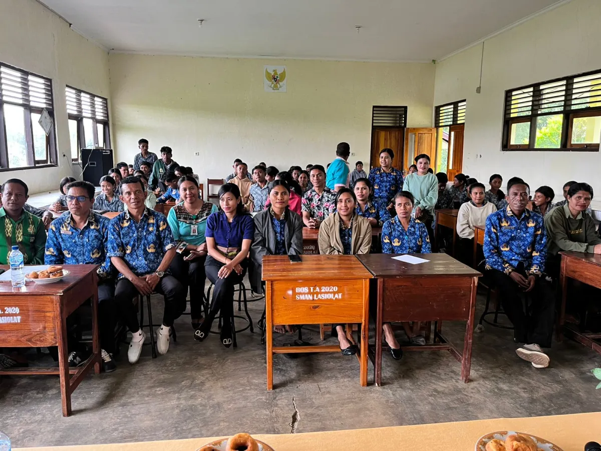 Reses di SMAN Lasiolat, Siswa Minta Telkomsel Perbaiki Jaringan Internet dan Tower yang Rusak