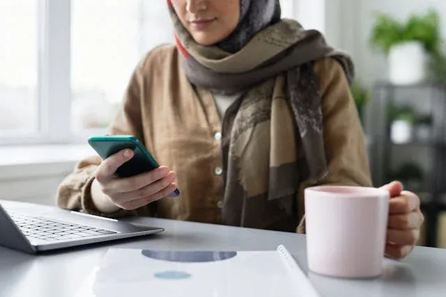 12 Cara Menghasilkan Uang dari HP Tanpa Modal Besar, Cukup Internet