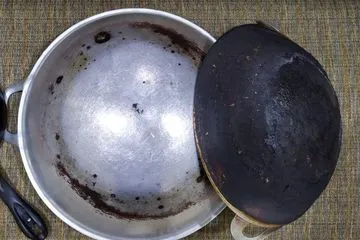 Kerak Gosong di Bagian Bawah Panci Kerap Menjadi Masalah Saat Memasak