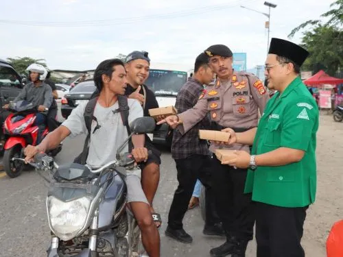 Polres Pringsewu Bagikan Takjil Gratis di Sejumlah Titik, Warga Berharap Jadi Agenda Rutin Ramadan