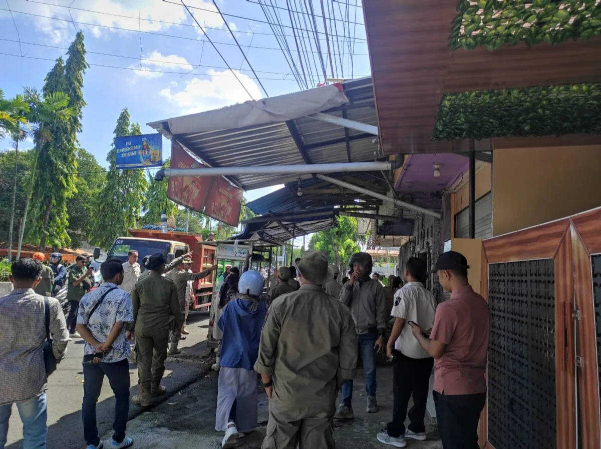 Satgas Infrastruktur dan Tata Ruang Jember Tertibkan PKL di Trotoar Secara Humanis