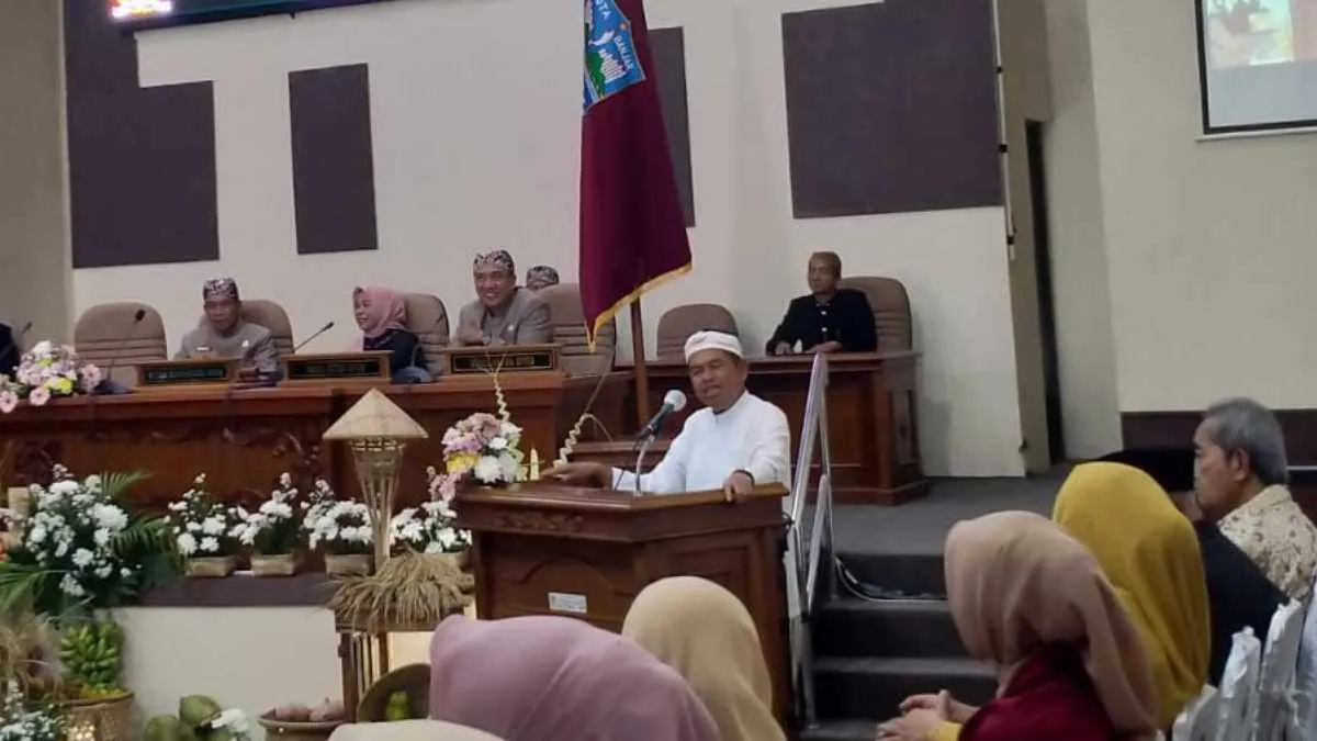 Gubernur Dedi Mulyadi Kritik Estetika Ruang DPRD Kota Banjar, Janji Sumbang Karpet Baru