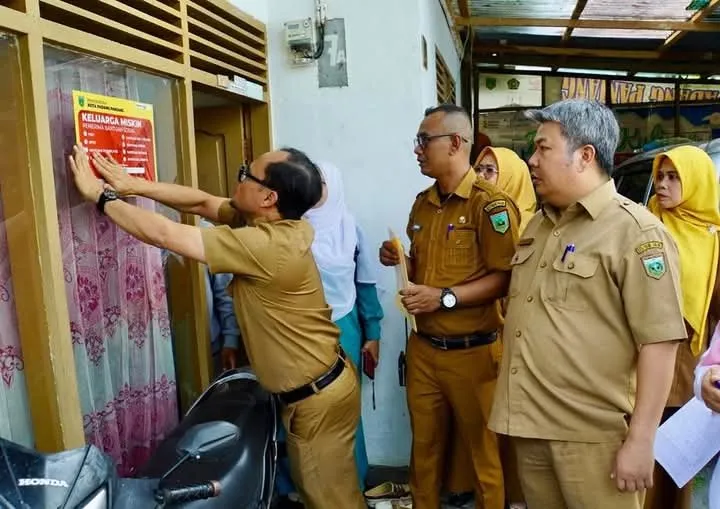 Pemkot Padang Panjang Tempel Stiker di Rumah Keluarga Miskin untuk Perkuat Validasi Data Bantuan