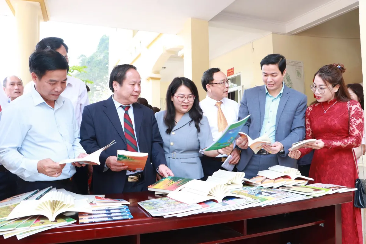 Hari Puisi Vietnam ke-24 Tahun 2026 di Lai Chau Hadirkan Pembacaan Puisi, Pameran Publikasi, dan Donasi Buku