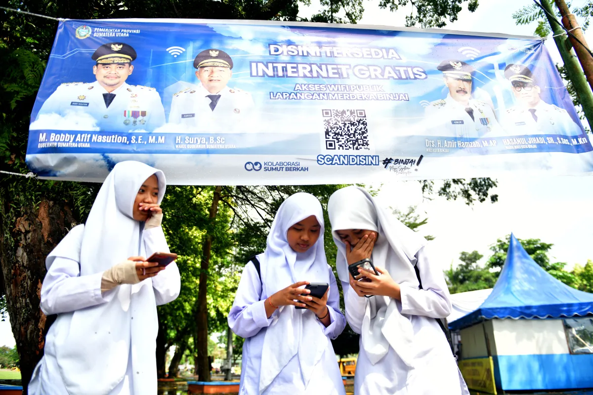 Warga Binjai Manfaatkan Program Internet Gratis Pemprov Sumut di Lapangan Merdeka