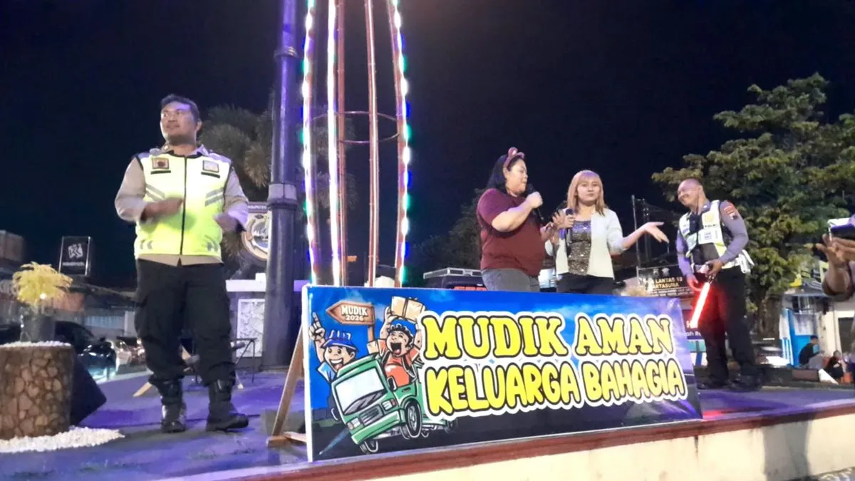 Polisi Gelar Live Musik di Bundaran Tugu Kartasura untuk Hibur Pemudik