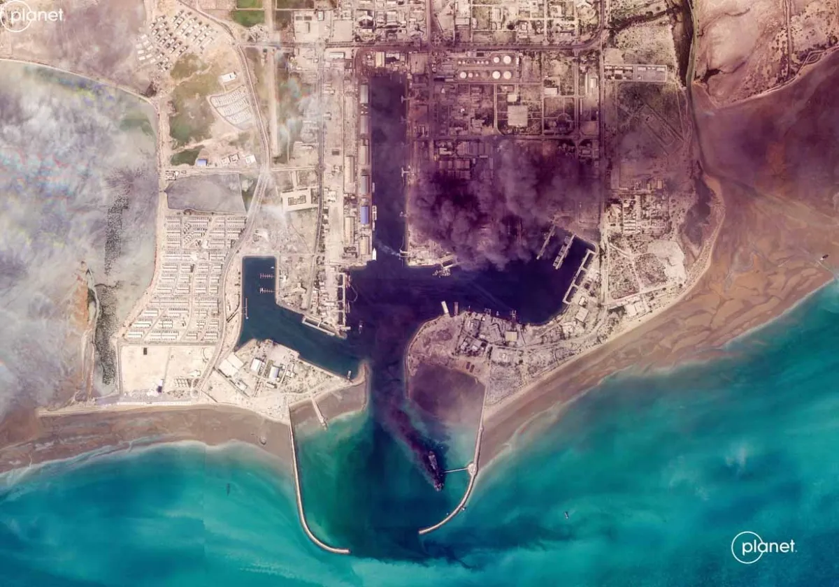Foto Satelit Tunjukkan Asap Pascledakan di Pelabuhan Bandar Abbas, Soroti Risiko Gangguan Pasokan Energi Global