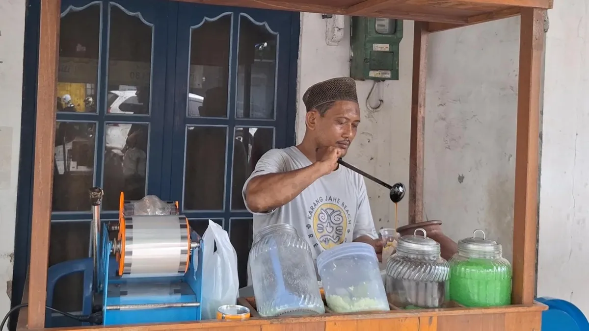 Ulil Kembangkan Usaha Keluarga Es Cendol Tape Ketan di Kudus