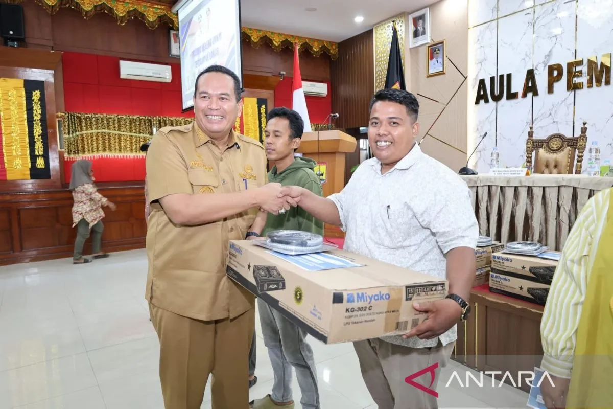 100 UMKM Kuliner di Pariaman Terdampak Bencana Terima Bantuan Peralatan dari BI dan Kementerian UMKM