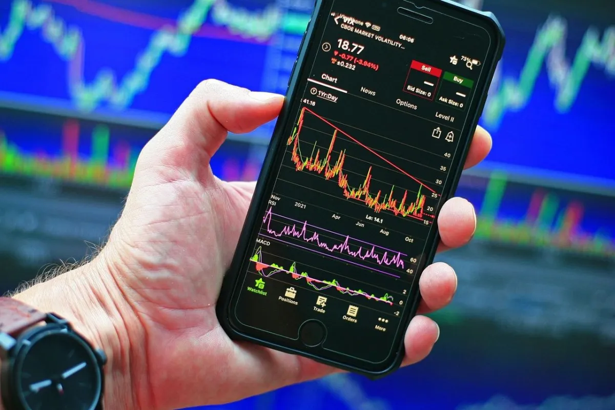 Eskalasi Konflik Iran-Israel Picu Risk-off, Analis Nilai Saham Komoditas Berpeluang Menopang IHSG