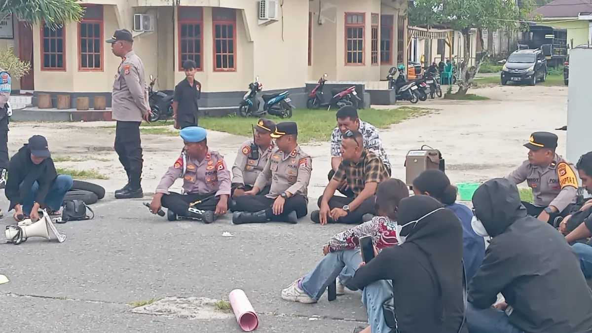 Puluhan Massa Datangi Polres Maluku Tenggara, Minta Transparansi Kasus Dugaan Penganiayaan Veronika Rahanyanat