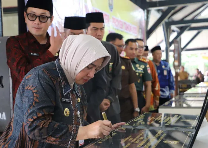 Bupati Purworejo Resmikan Simbolis Proyek Konstruksi 2025 dengan Penandatanganan 24 Prasasti