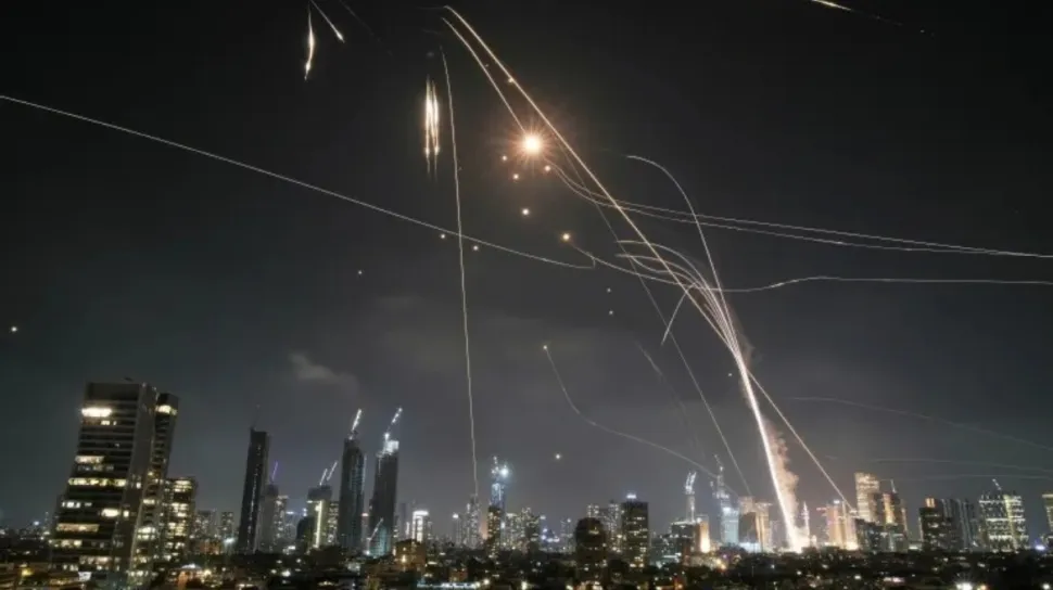 Memasuki Pekan Keempat Perang, Warga Iran Terhimpit Inflasi Tinggi dan Pemadaman Internet Berkepanjangan