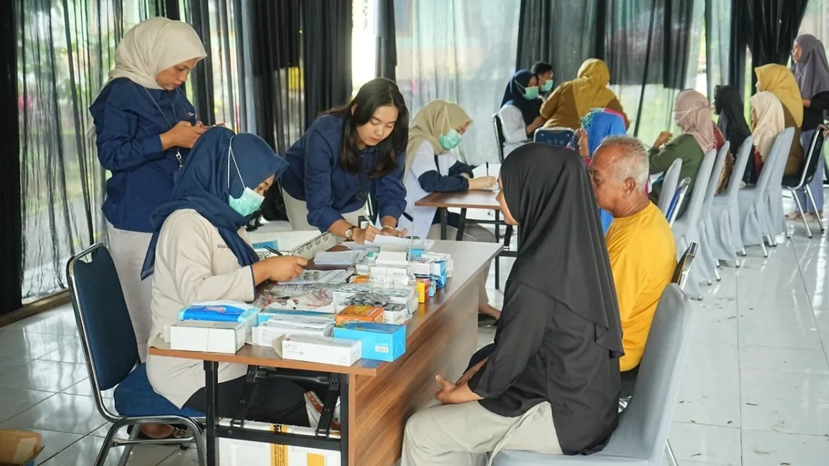 PTBA Gelar Gerakan Menebar Senyum di Lawang Kidul, Salurkan Sembako dan Edukasi Gizi Seimbang