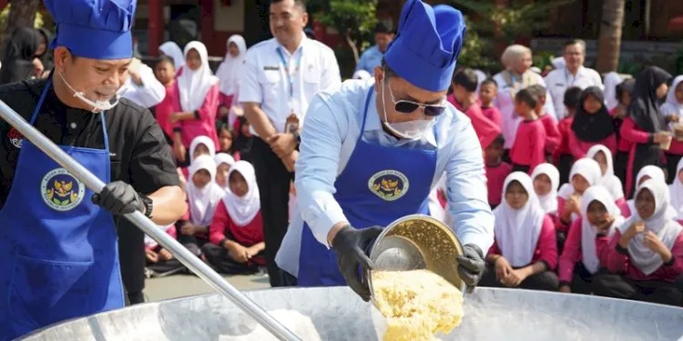 BGN Libatkan Bobon Santoso dalam Kegiatan Masak Besar untuk Edukasi Gizi Siswa di Pulo Gebang