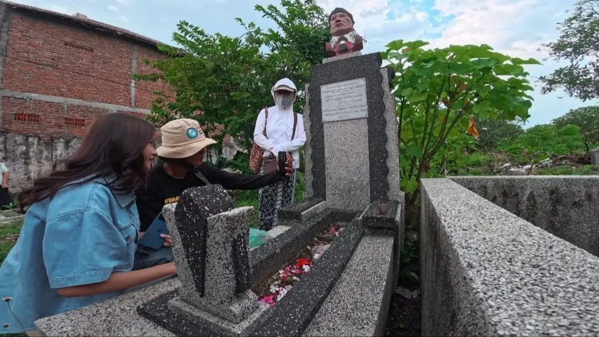 Hari Musik Nasional di Surabaya Diwarnai Ziarah ke Makam Gombloh dan Cak Durasim