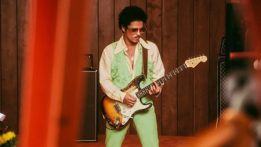 Bruno Mars Rilis Video Musik 'Risk It All', Tampilkan Nuansa Romantis dan Intim