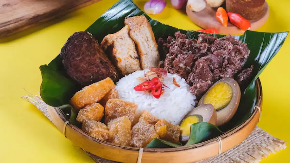 Menjelajah Gudeg Legendaris di Jogja: Gudeg Pawon Tawarkan Sensasi Makan di Dapur Tradisional