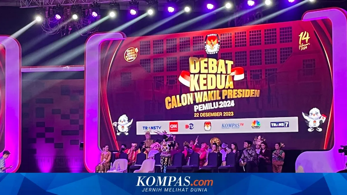 Pendukung Mahfud MD Kenakan Beragam Busana Adat Saat Hadiri Debat Cawapres di JCC