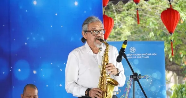 Lagu-lagu Vietnam dalam Aransemen Jazz Menarik Perhatian Penonton di Tepi Danau Hoan Kiem