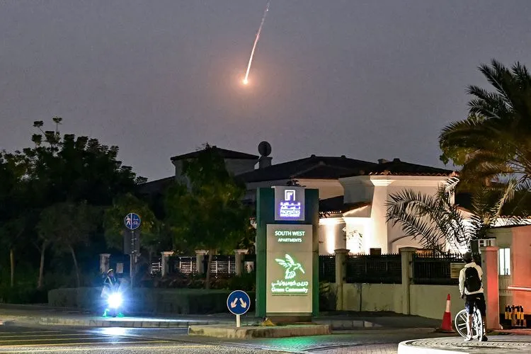 Proyektil Jatuh di Dubai, Iran Serang Pangkalan AS di Negara-Negara Teluk