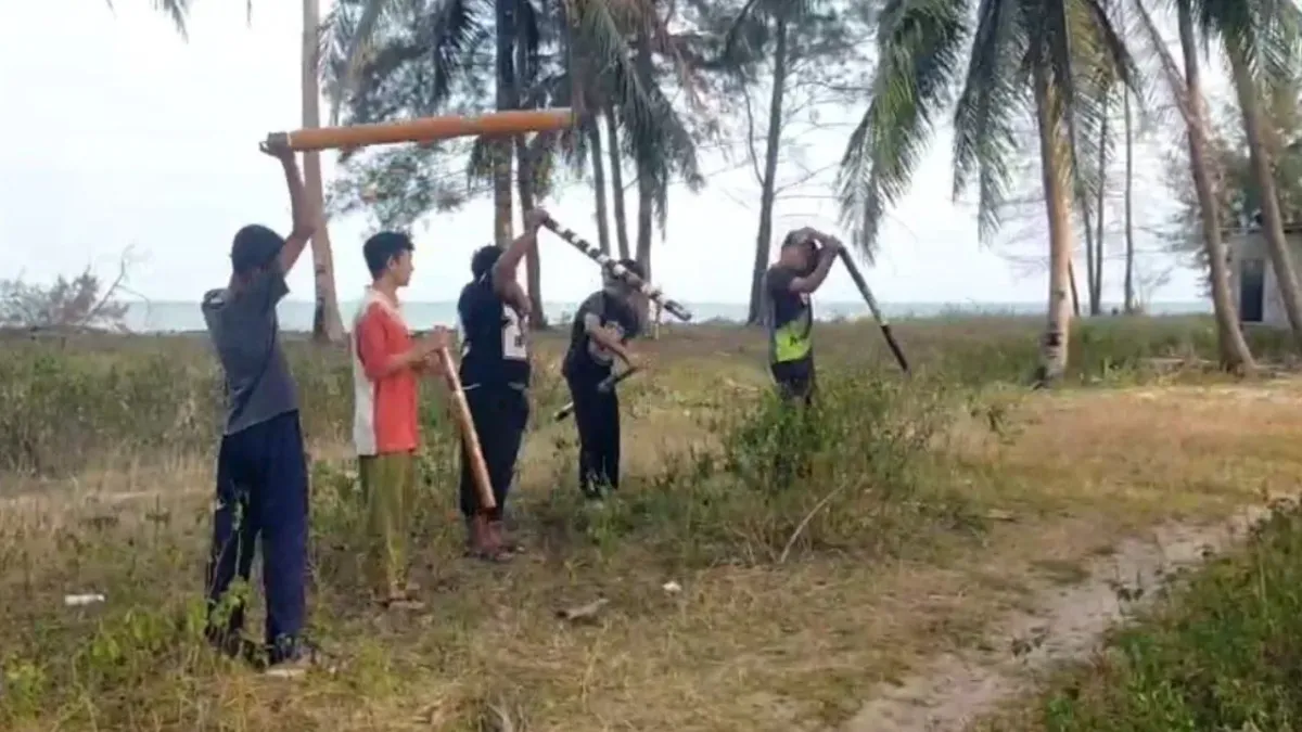 Ngabuburit di Kebun Niur Singkep, Remaja Main Bedil Spritus di Tepi Pantai
