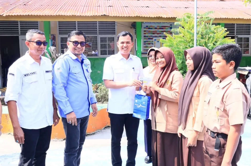 Wabup Padang Pariaman Serahkan Buku Tabungan SimPel di SMPN 4 Lubuk Alung