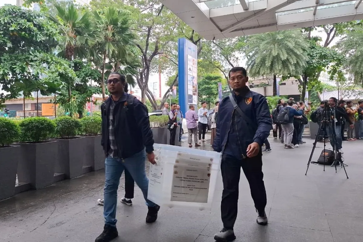 Penyidik Bareskrim Bawa Boks Barang Bukti Dugaan Goreng Saham dari Equity Tower