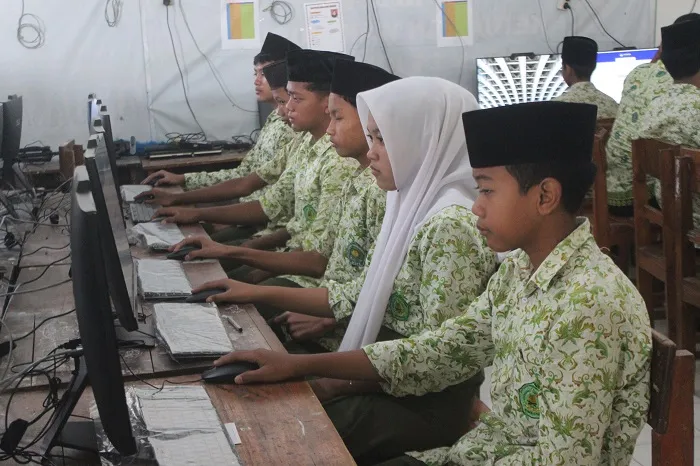 Digitalisasi Pembelajaran di MTsN 14 Jombang Kian Diperkuat, Guru Manfaatkan LCD dan Aplikasi
