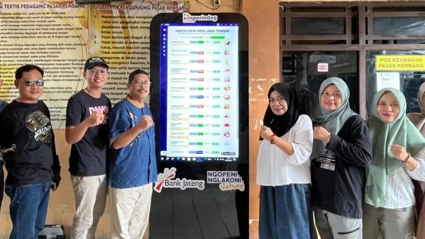 Pemkab Rembang Operasikan Digital Signage Sijagad di Pasar Rembang untuk Pantau Harga Bahan Pokok