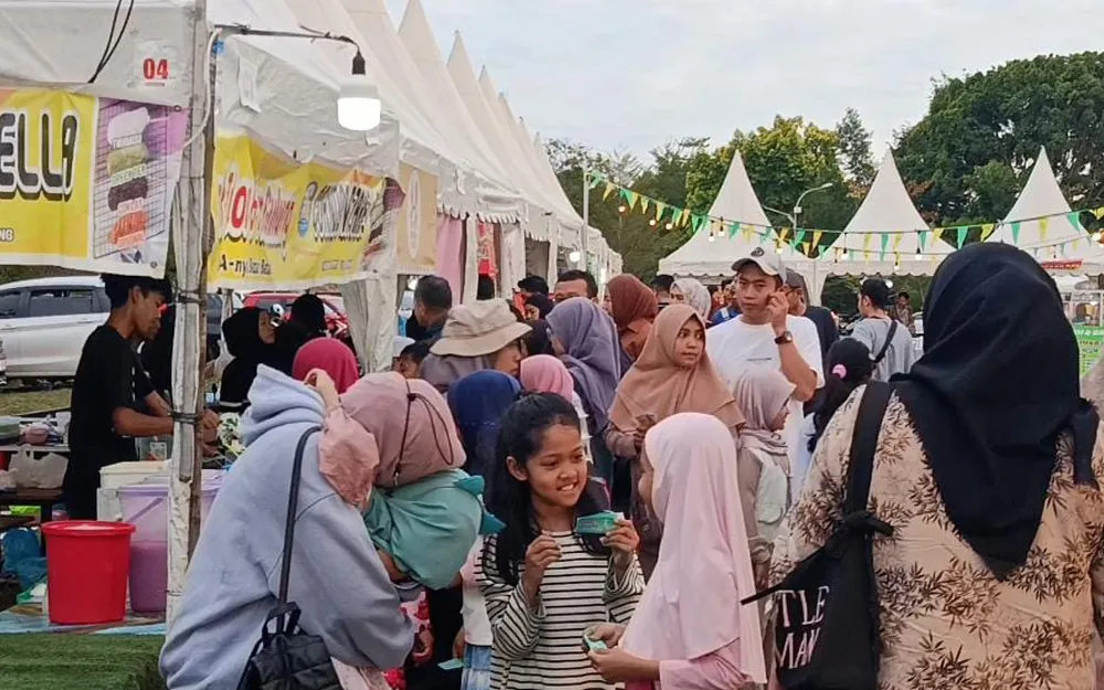 Bazar Ramadan Dang Anom Batam Ramai, Warga Berburu Takjil Sambil Menikmati Senja