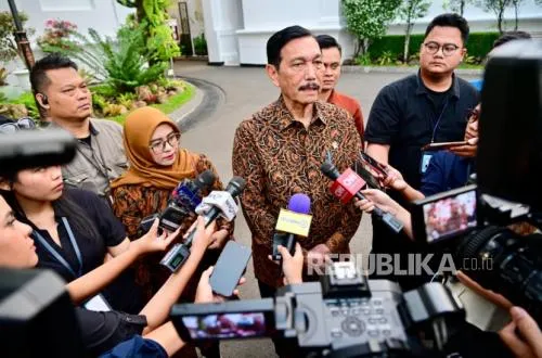 Luhut Dorong Figur Independen Pimpin Posisi Strategis OJK dan BEI di Tengah Gejolak Pasar Modal