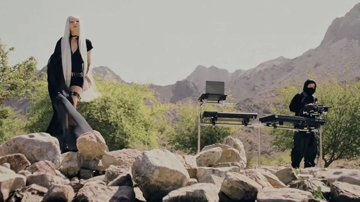 Alan Walker Rilis Video Musik ‘Eroina’ Berkolaborasi dengan Sorana, Berlatar Gurun Dubai