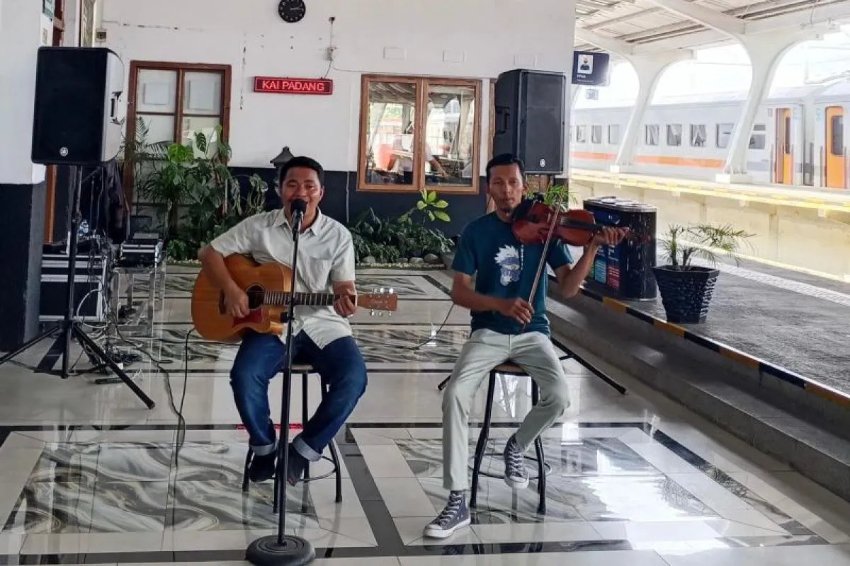 KAI Divre II Sumbar Hadirkan Musik Live di Stasiun Padang Selama Angkutan Lebaran 2026