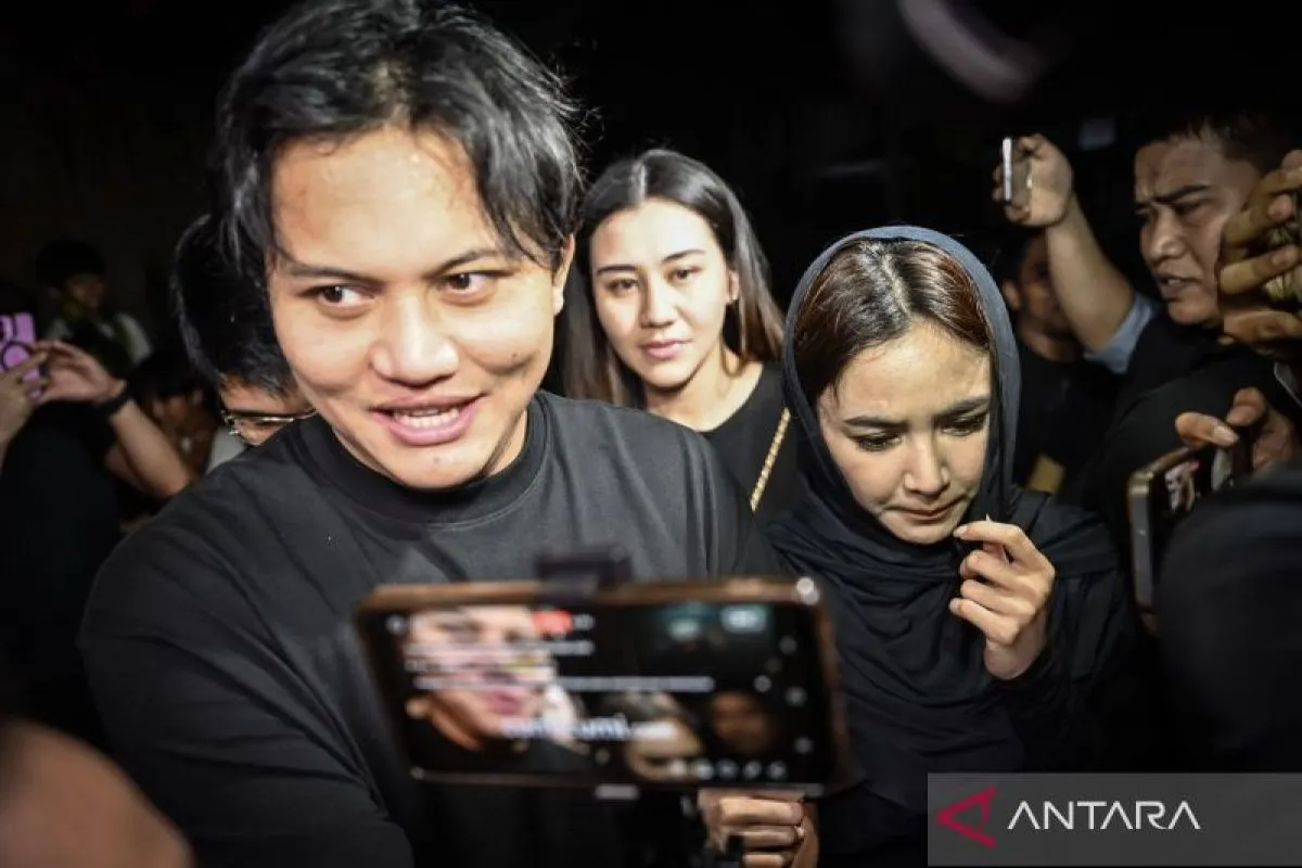 Rekan Artis Datangi Rumah Duka Vidi Aldiano di Jakarta Selatan