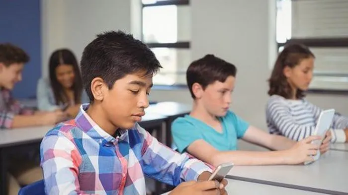 Menkomdigi Imbau Keluarga Kurangi Gadget Anak Selama Libur Lebaran