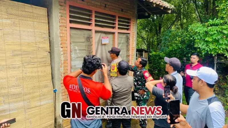 Babinsa dan Bhabinkamtibmas Kawal Pemasangan Stiker Penerima Bansos di Desa Gunungsari, Seririt