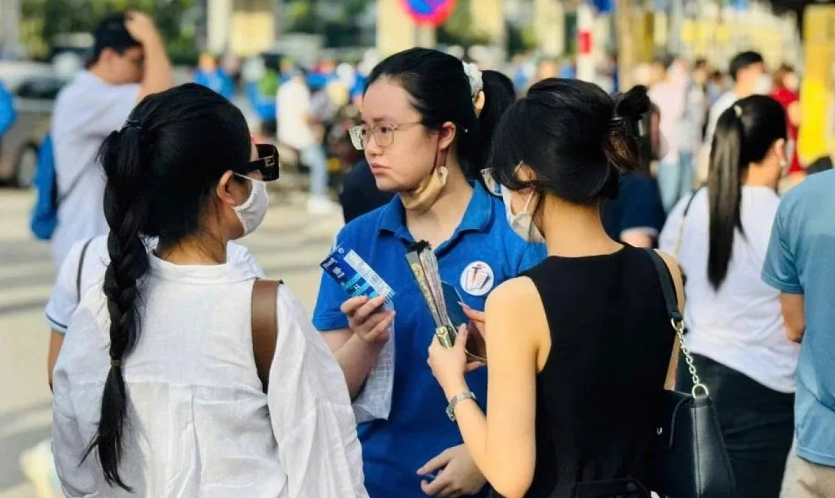 Pendaftaran Awal Kelas 10 di Sekolah Swasta Hanoi: Batas Tipis antara Biaya Administrasi dan Reservasi Kursi